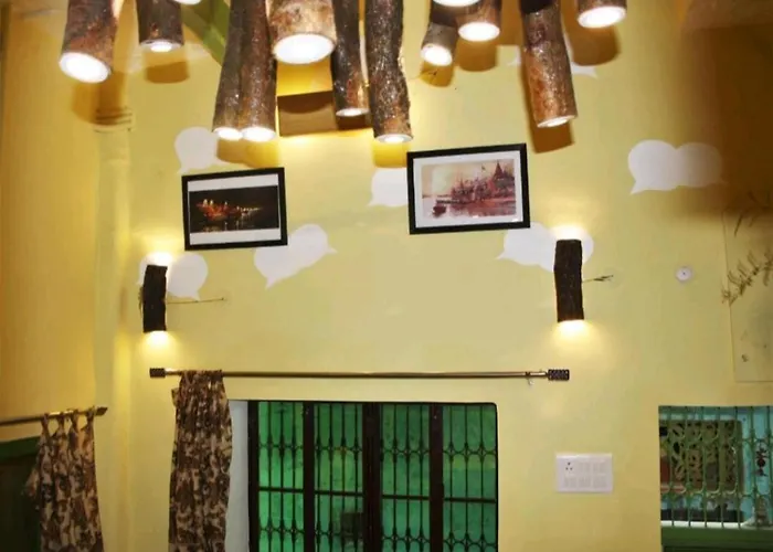 Monalisa Hostel Varanasi