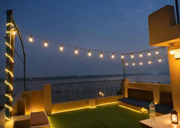 Monalisa Hostel Varanasi